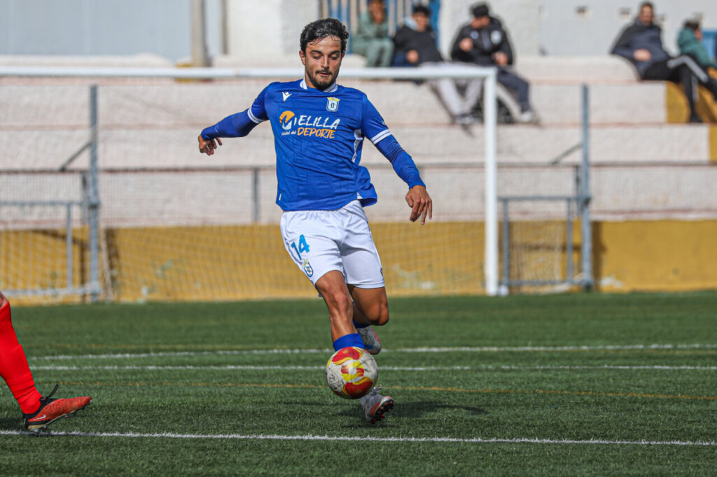 Jugador del filial de la U.D. Melilla en acción durante un partido de fútbol