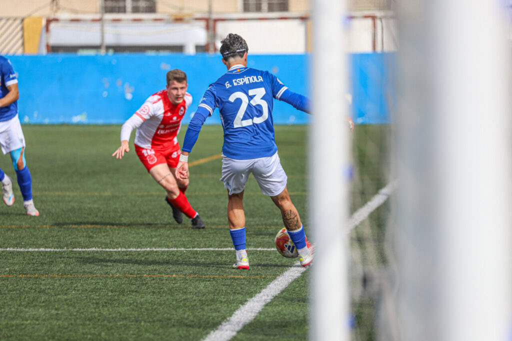 Jugador de la U.D. Melilla en acción durante un partido contra el C.D. Torreperogil