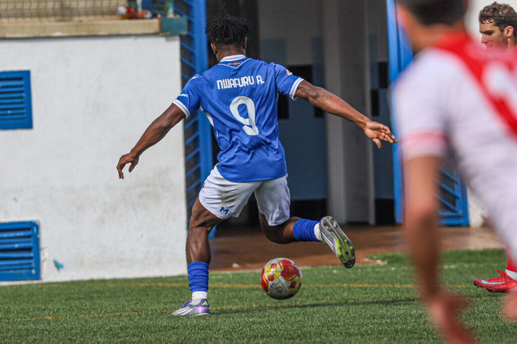 Jugador de la U.D. Melilla en acción durante un partido de fútbol
