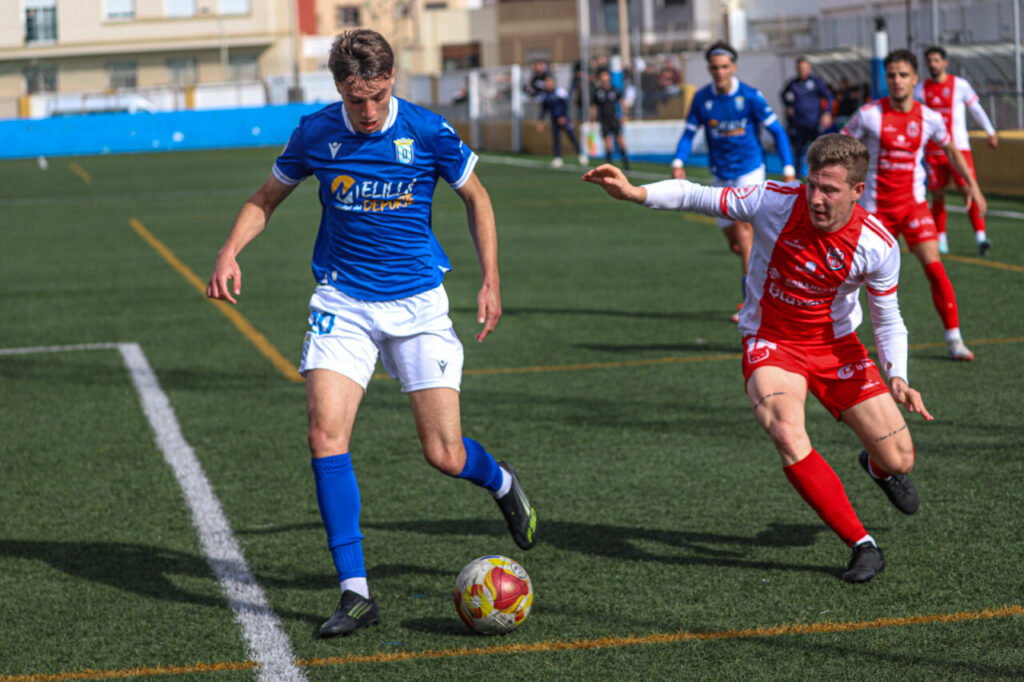 Jugador del filial de la U.D. Melilla en un partido contra el C.D. Torreperogil