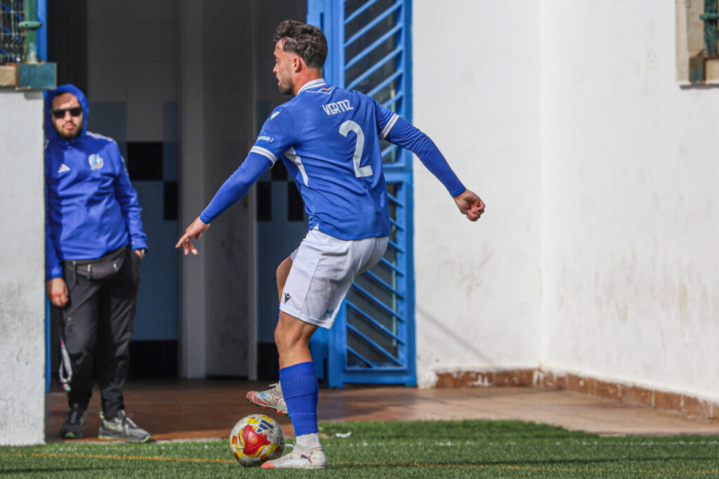Jugador de la U.D. Melilla en acción durante un partido de fútbol