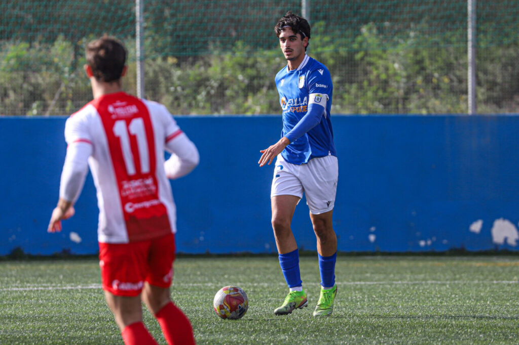 Jugador del filial de la U.D. Melilla en un partido contra el C.D. Torreperogil