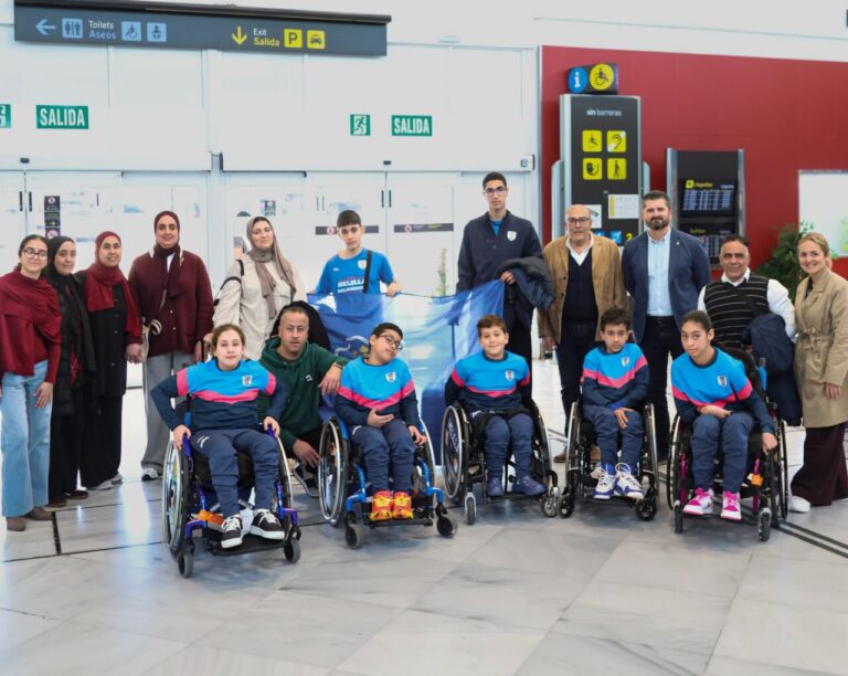 Equipo del Club Melilla Baloncesto en el aeropuerto tras el campeonato