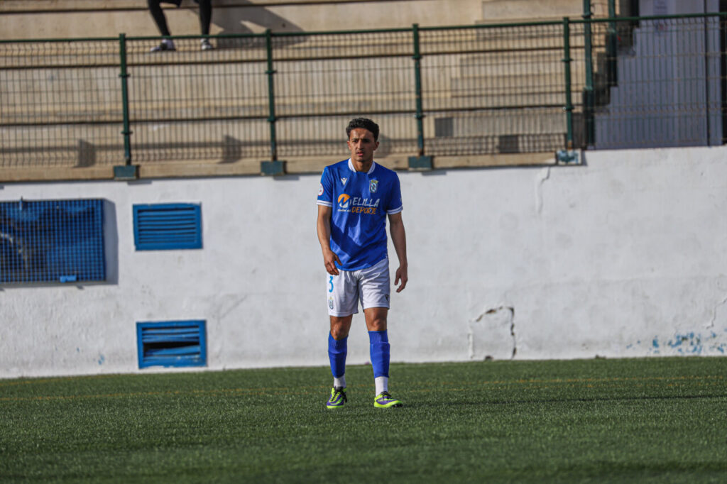Jugador del filial de la U.D. Melilla en un partido de fútbol