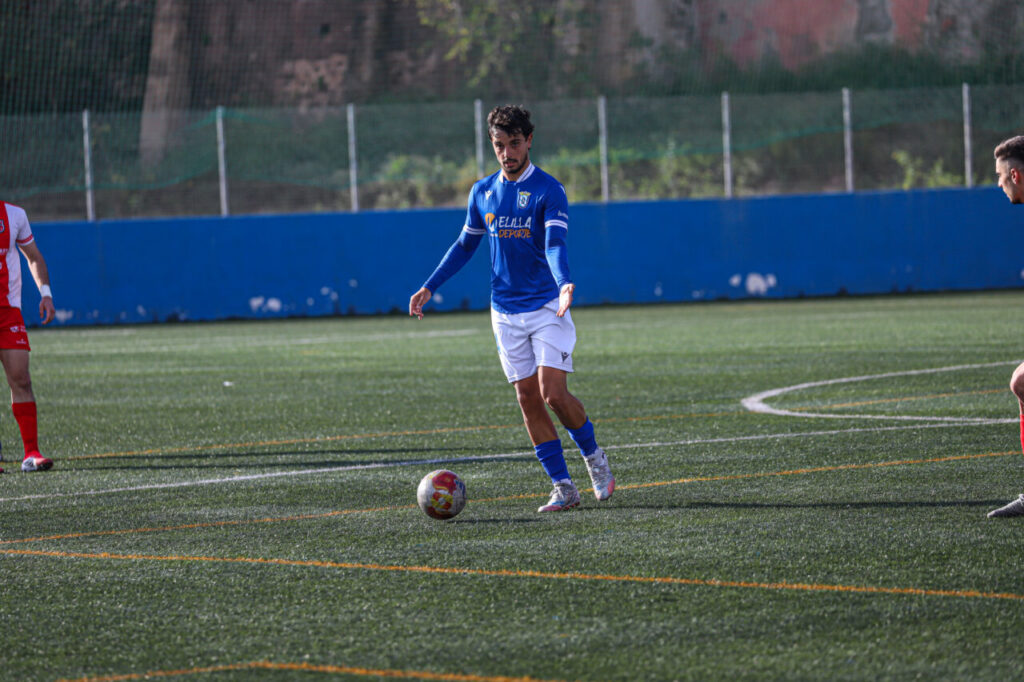 Jugador de la U.D. Melilla en un partido contra el C.D. Torreperogil