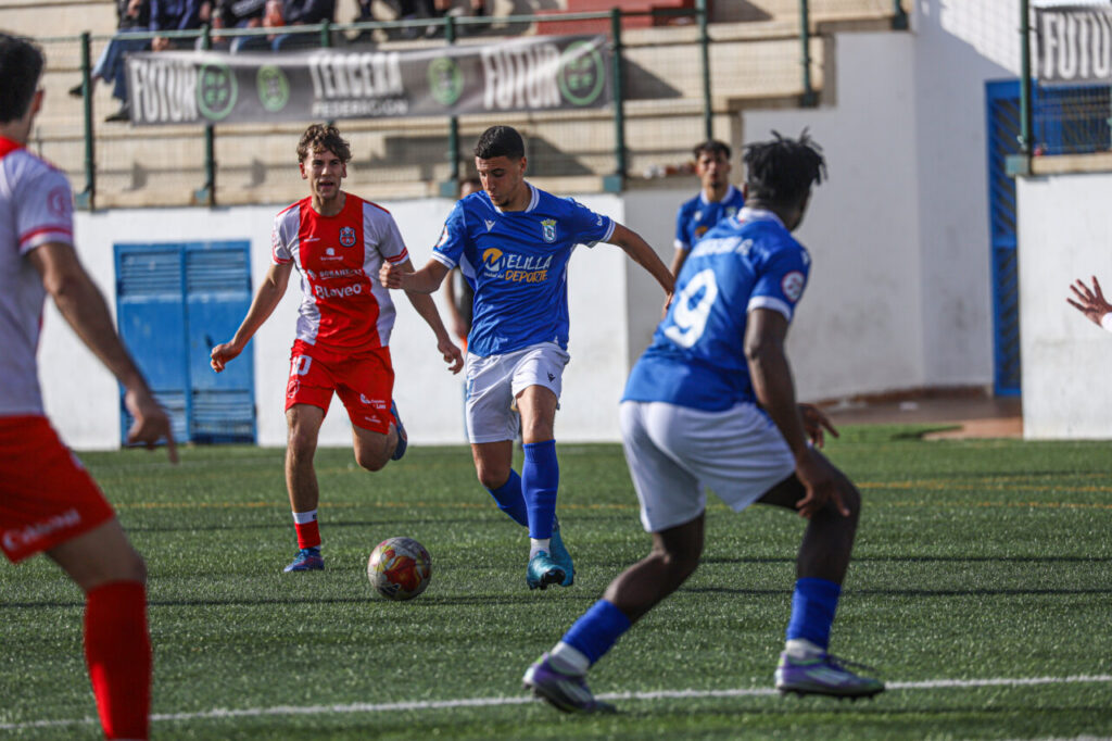 Jugadores de fútbol en un partido entre U.D. Melilla y C.D. Torreperogil