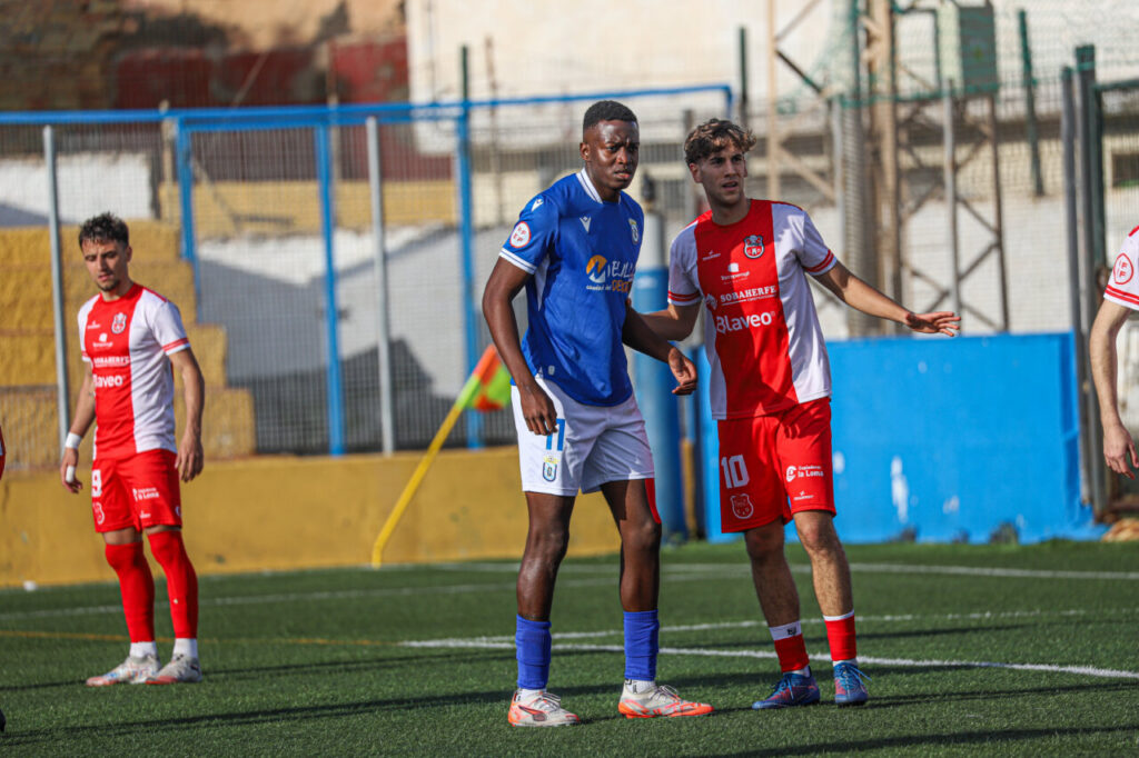 Jugadores del filial de la U.D. Melilla en un partido contra Torreperogil