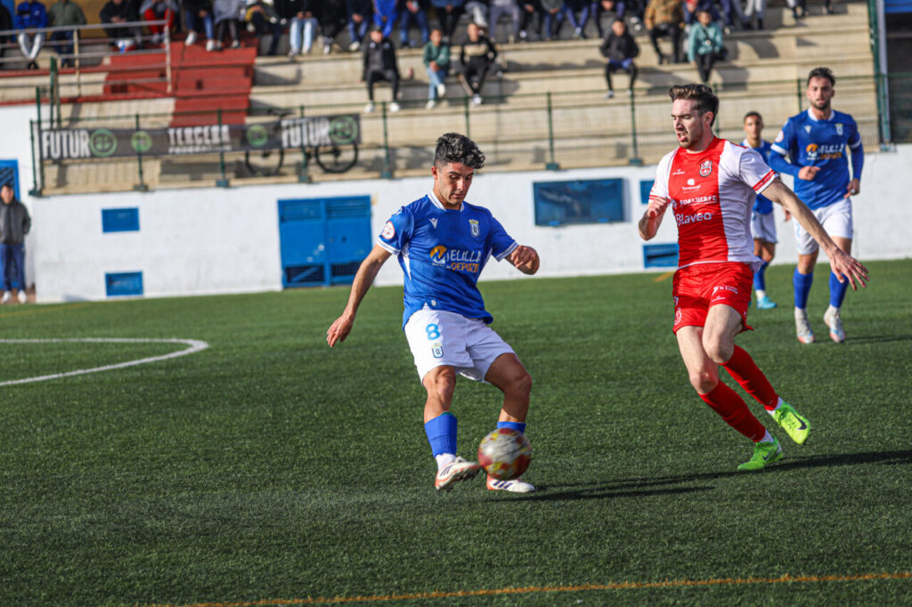 Jugadores de la U.D. Melilla en un partido contra el C.D. Torreperogil