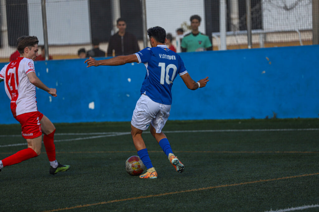Jugador del filial de la U.D. Melilla en acción durante un partido