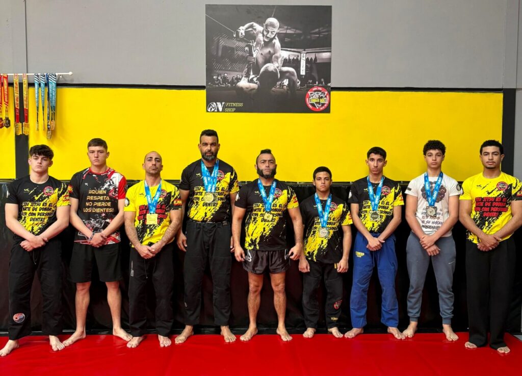 Miembros del Club Sub Cero Melilla con medallas tras competición de Jiu-Jitsu
