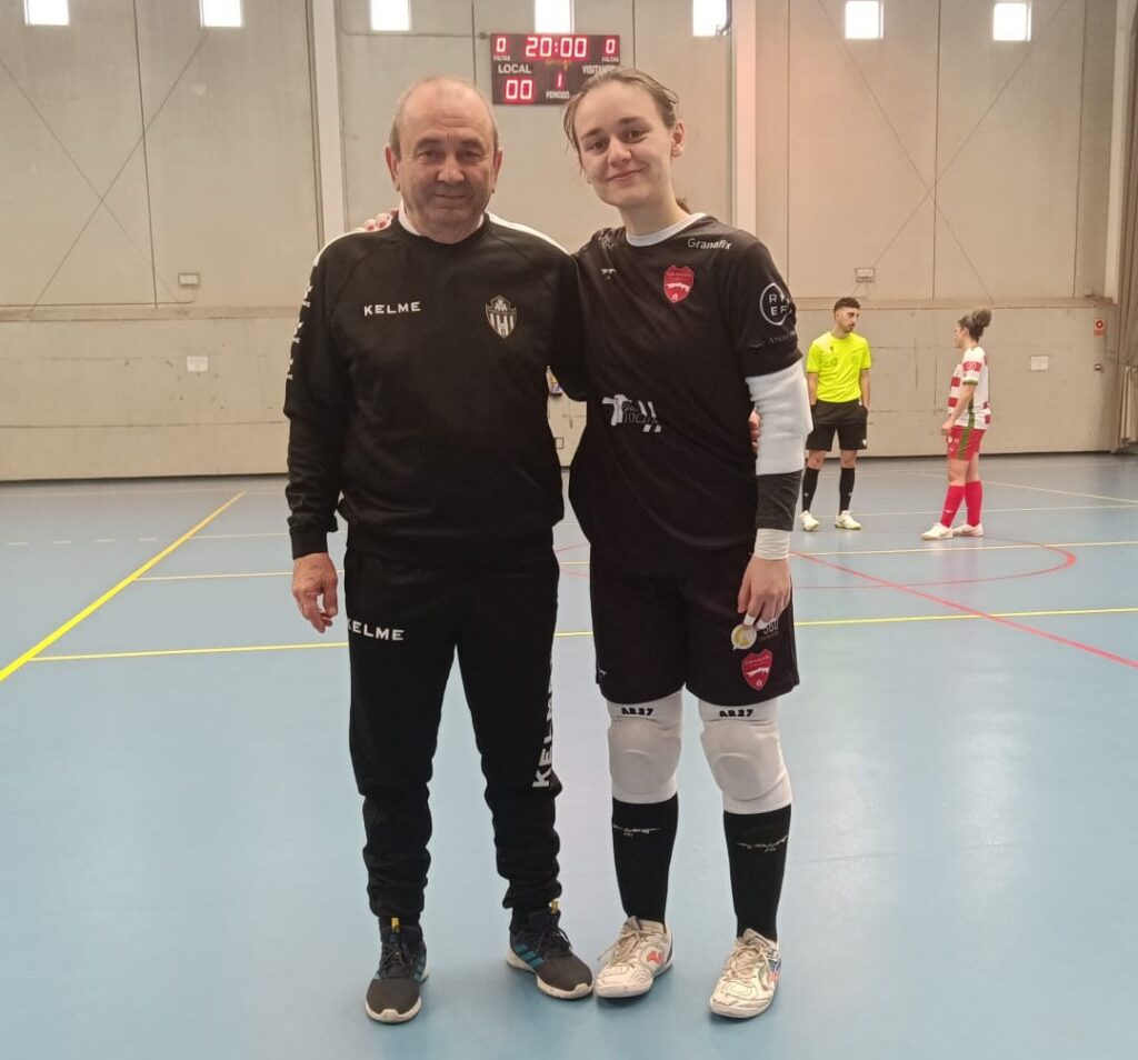 Entrenador Joaquín Huertas con jugadora del Melilla Torreblanca B