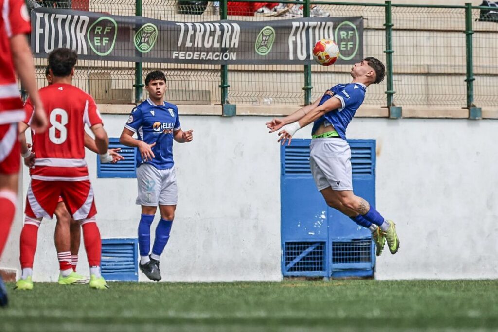 Jugadores de fútbol en un partido de la División de Honor Juvenil