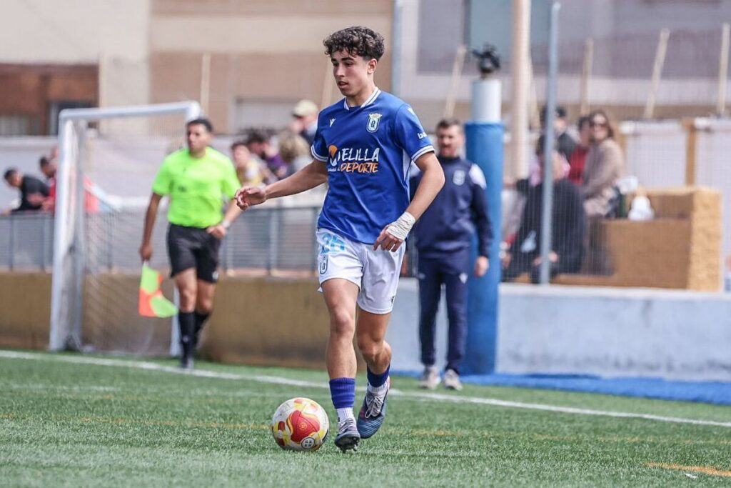 Jugador de la Unión Deportiva Melilla en un partido de fútbol