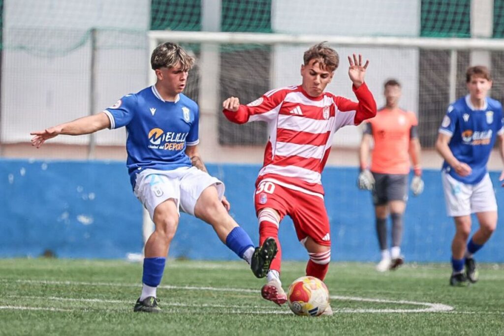 Jugadores de fútbol en un partido entre Melilla y Granada C.F.
