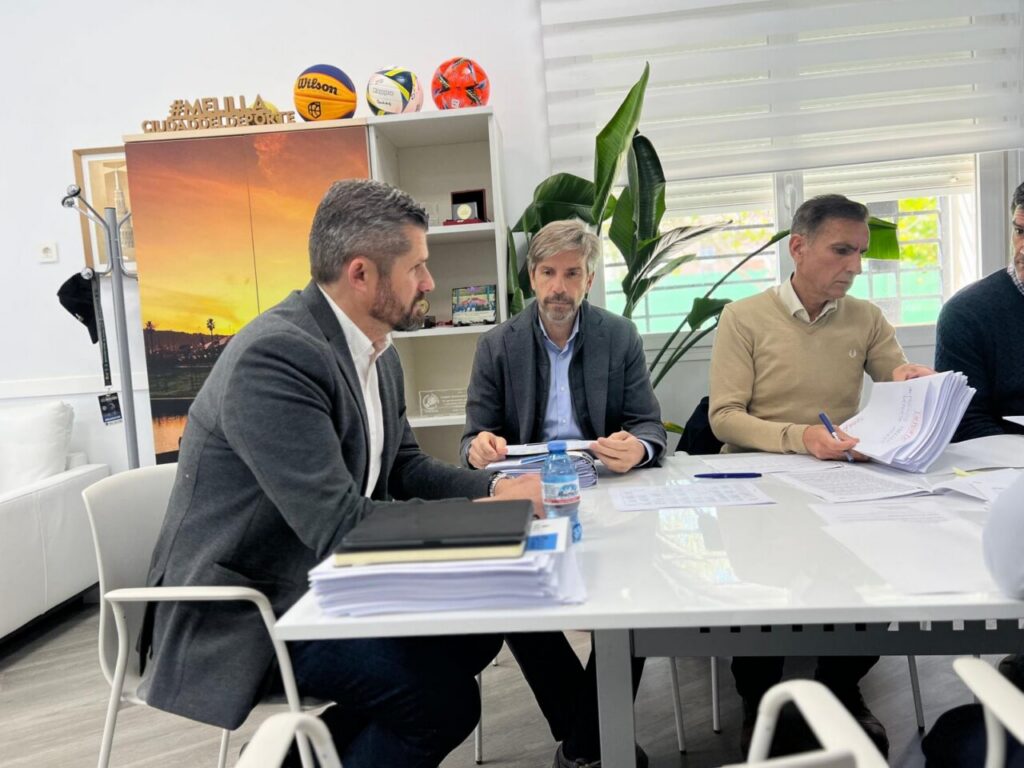 Miembros del jurado discutiendo sobre los premios Melilla Ciudad del Deporte 2025