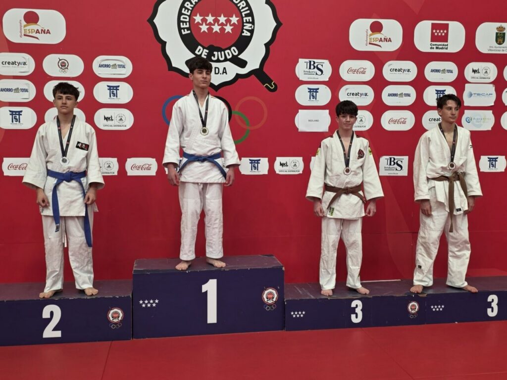 Cuatro judokas en el podio tras una competición de judo