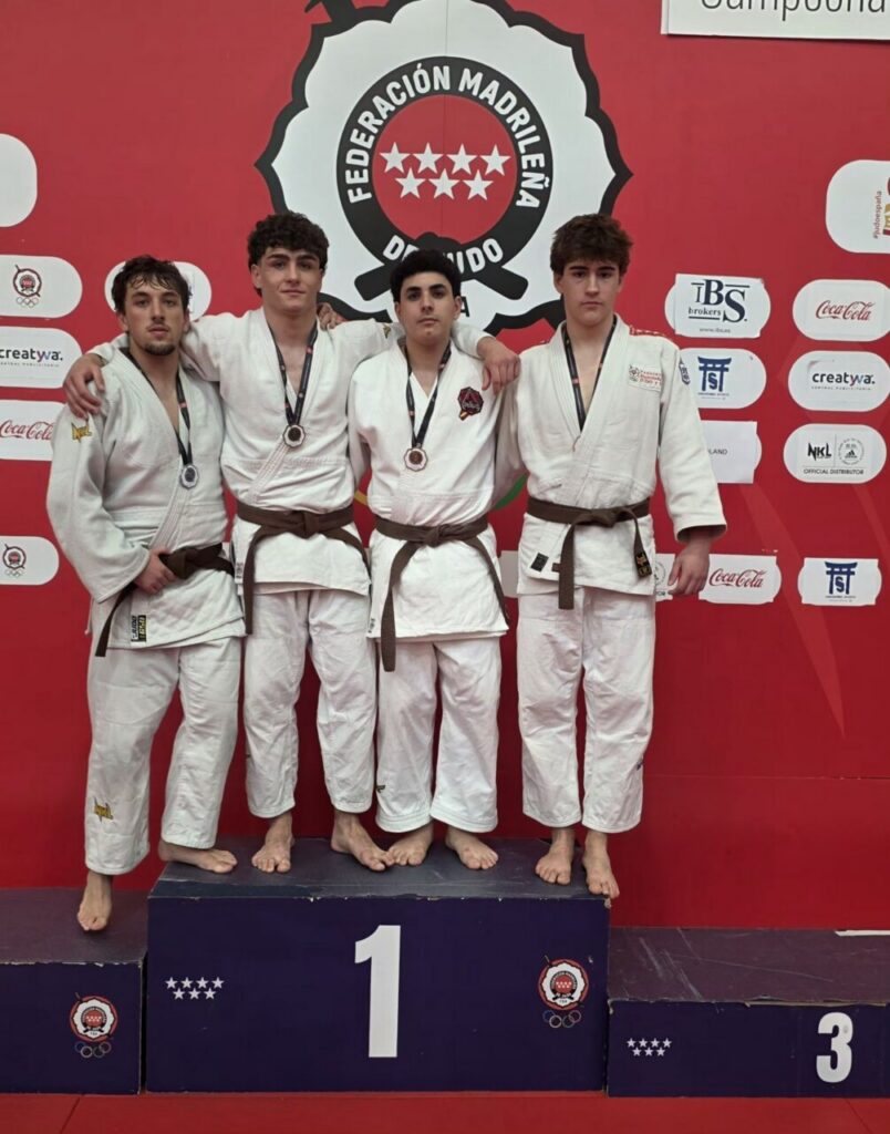 Cuatro deportistas de Kogyjudo en el podio con medallas
