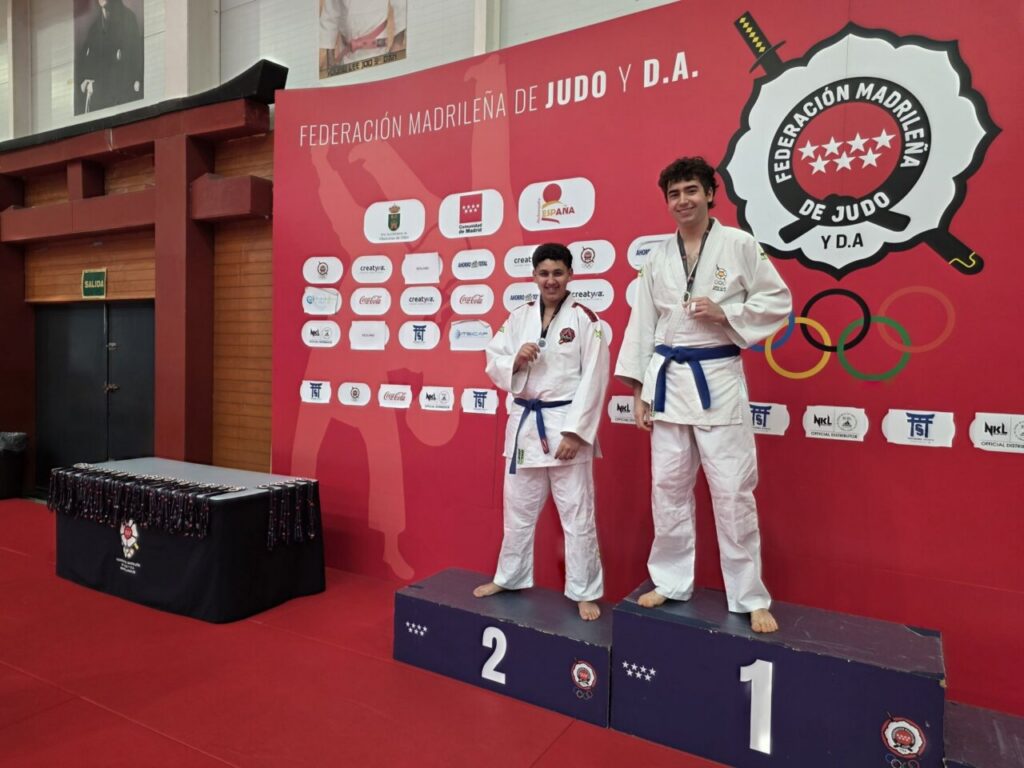Dos jóvenes judokas en el podio tras ganar medallas en competición