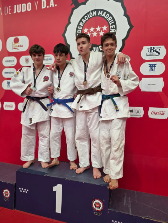 Cuatro judokas de la Escuela Kogyjudo posando con medallas en un podio