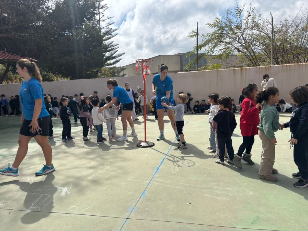 Jugadoras del MCD La Salle interactuando con niños en el colegio
