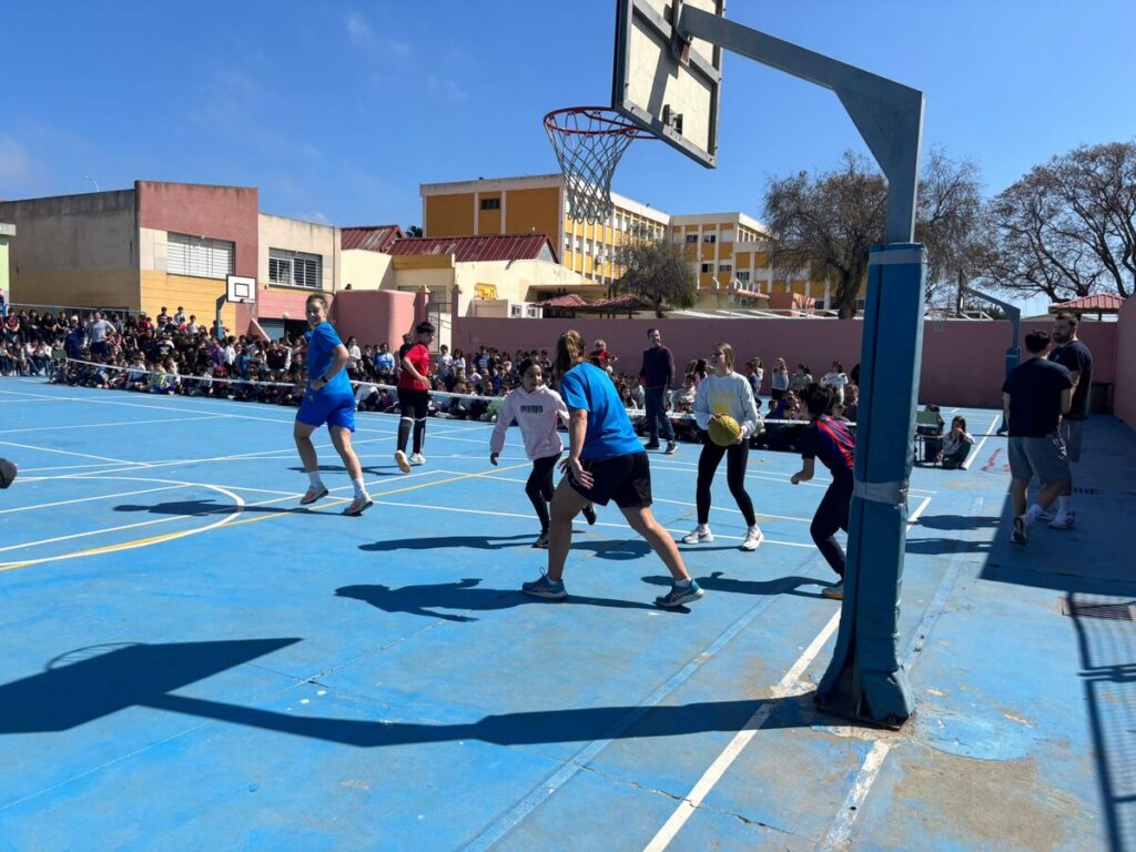 Jugadoras del MCD La Salle interactuando con alumnos en el patio escolar