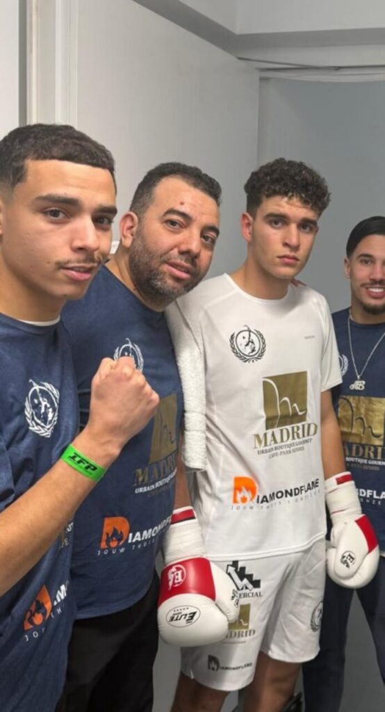 Badi Lahfa y su equipo antes del combate de kick-boxing en Alemania
