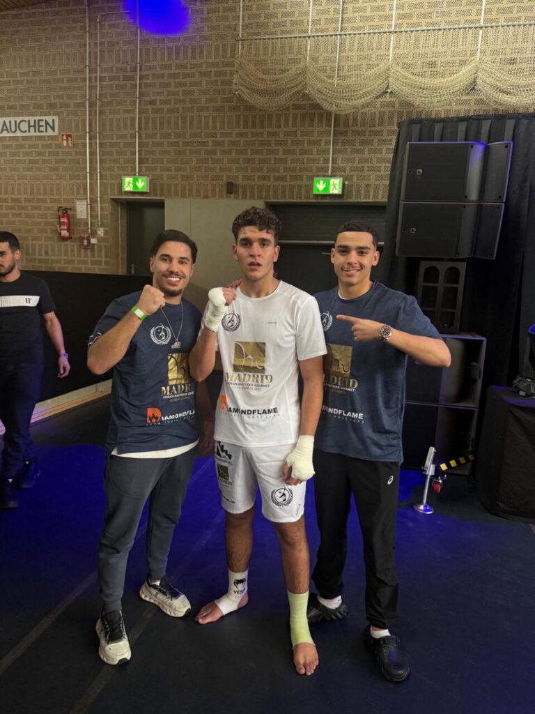 Badi Lahfa posando con su equipo tras ganar en Alemania
