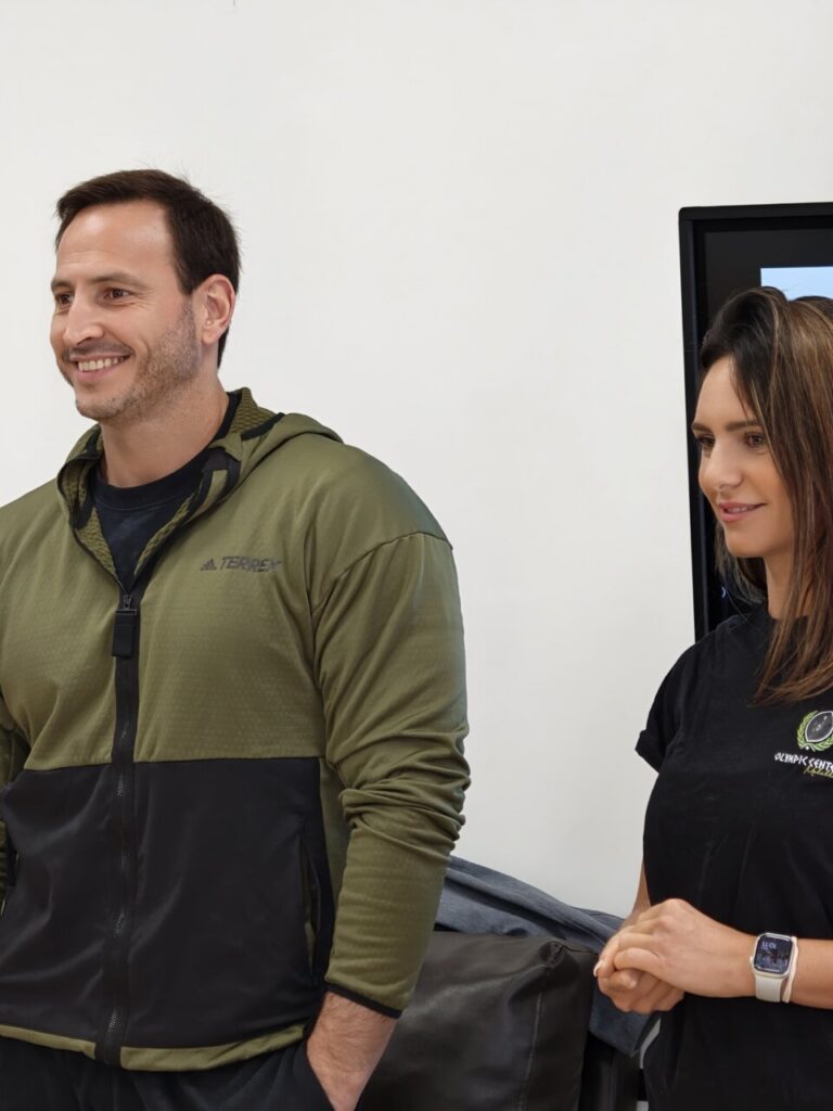 Javier Leiva y una colaboradora durante la charla sobre entrenamiento de fuerza.