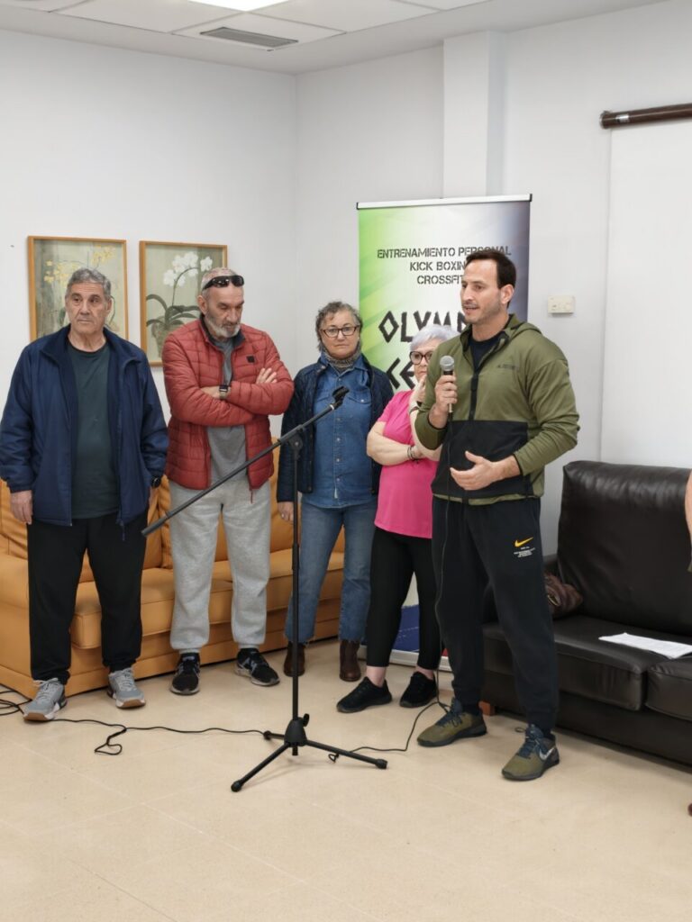 Javier Leiva hablando sobre entrenamiento de fuerza con mayores en un centro social