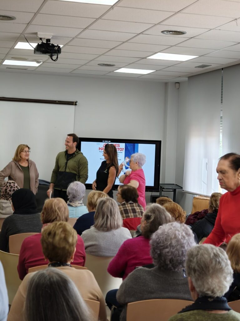 Javier Leiva imparte charla sobre entrenamiento de fuerza a personas mayores