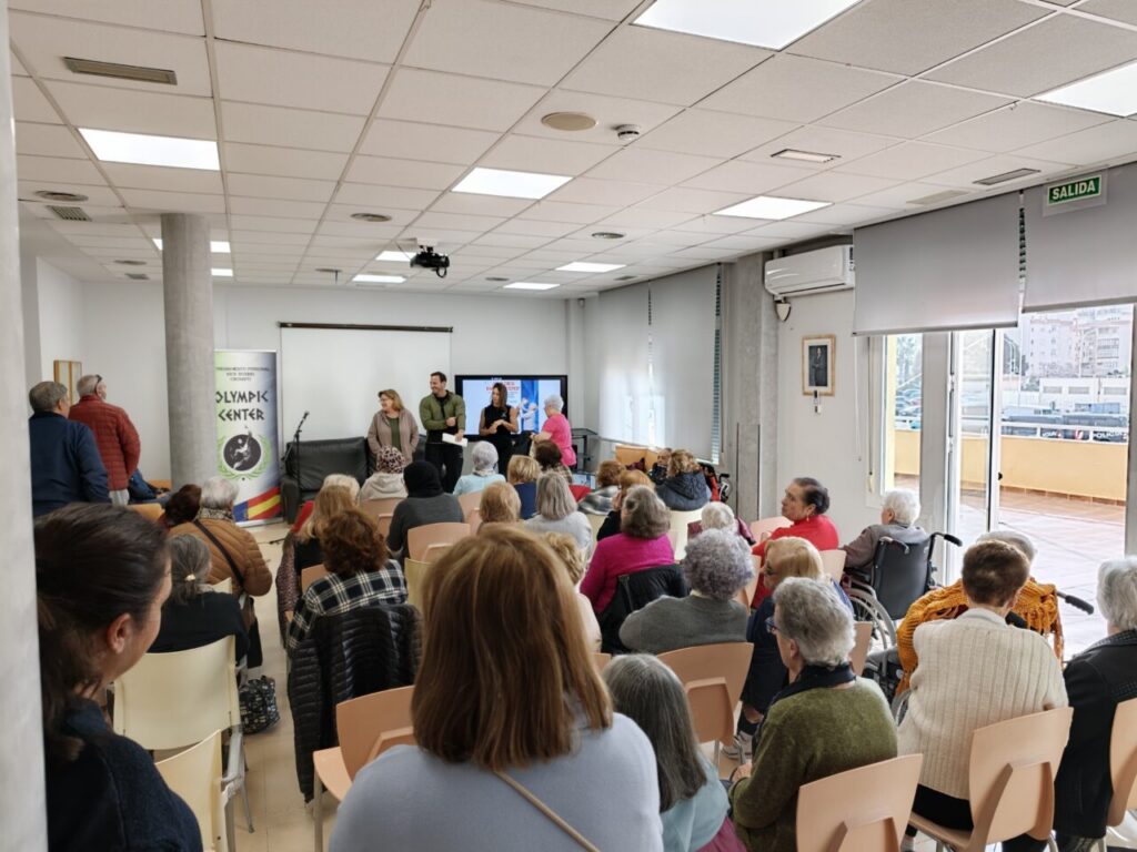 Javier Leiva imparte charla sobre entrenamiento de fuerza a mayores