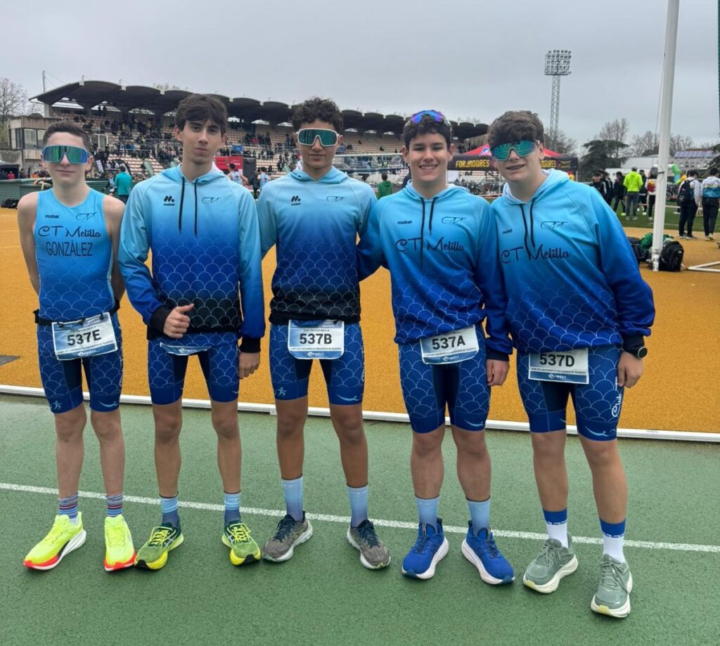 Grupo de jóvenes triatletas del Club Triatlón Melilla en competición