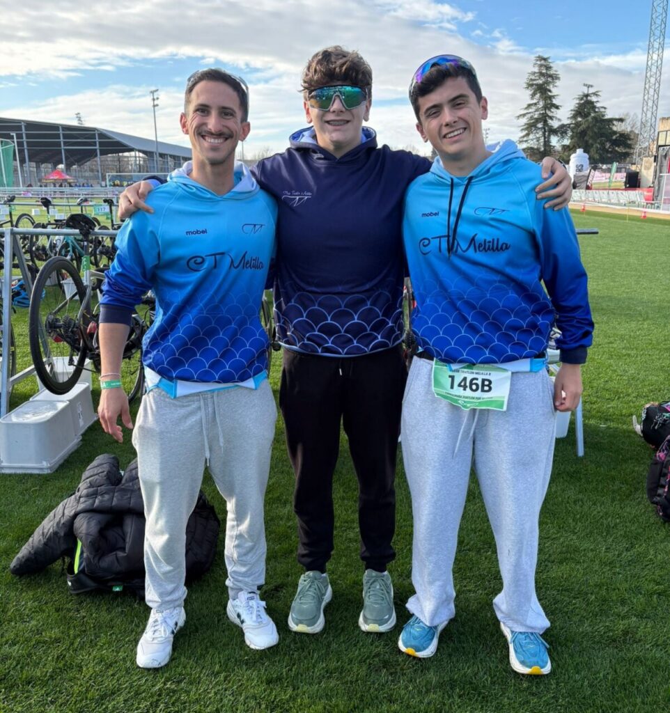 Tres miembros del Club Triatlón Melilla posando en el evento Liga Talentos