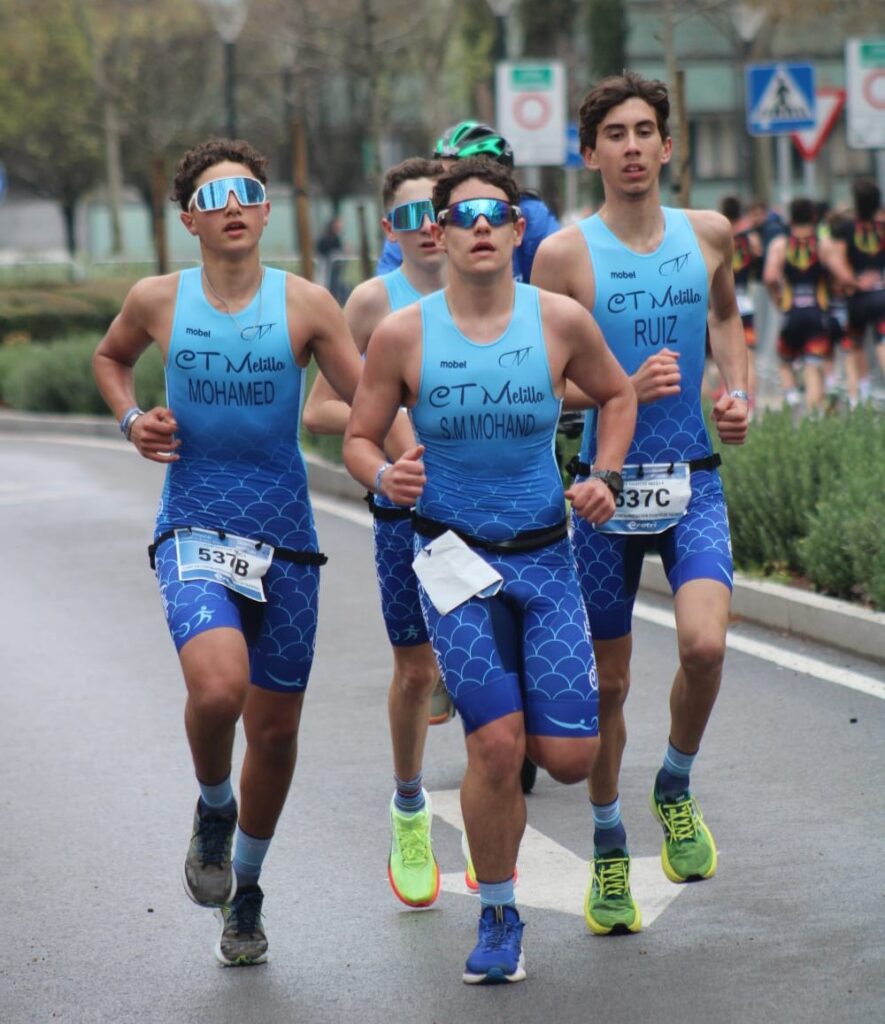 Cuatro triatletas del Club Triatlón Melilla compitiendo en la Liga Talentos.