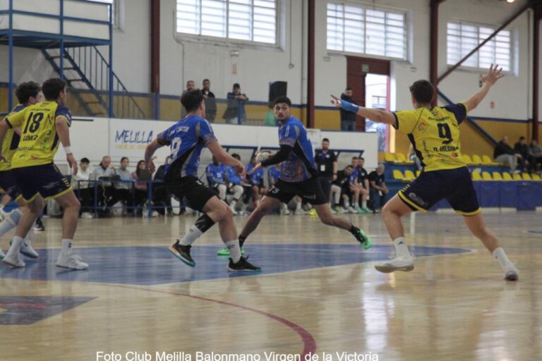 Jugadores de balonmano en acción durante un partido entre el Virgen de la Victoria y el PAN Moguer.