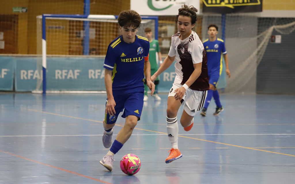 Jugadores de fútbol sala compitiendo en un partido Sub-14 en Melilla