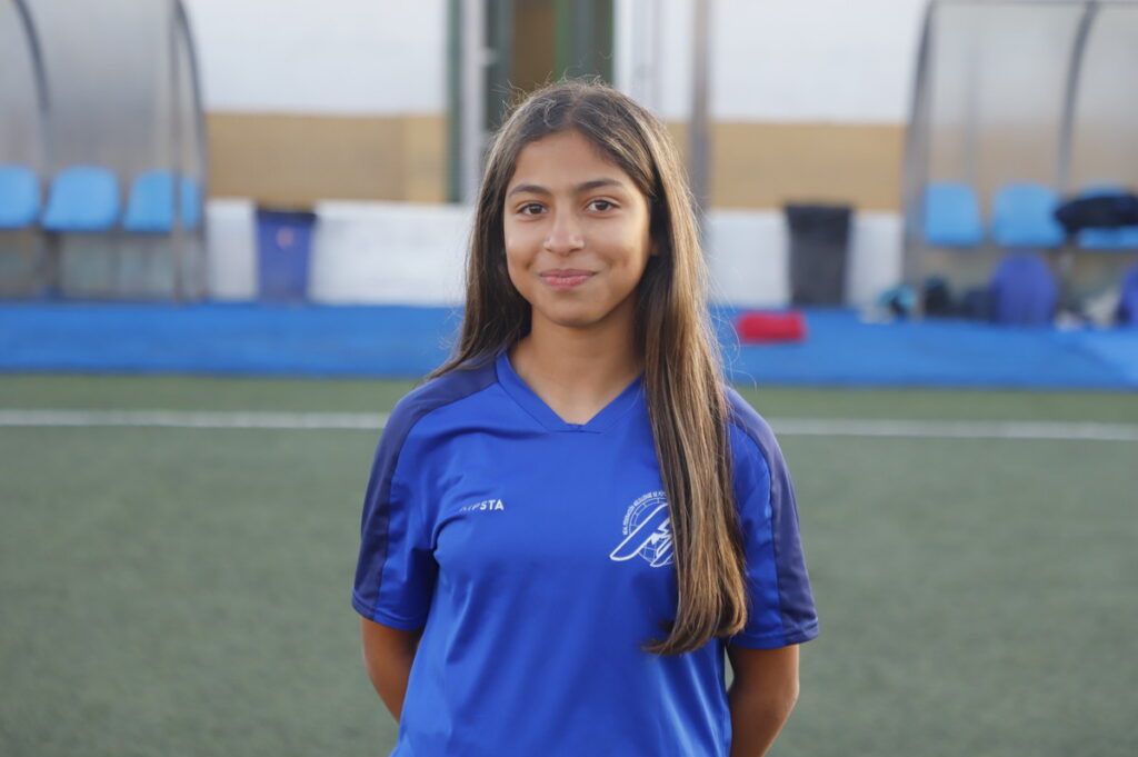 Jugadora de la selección melillense femenina sub-14 en uniforme azul