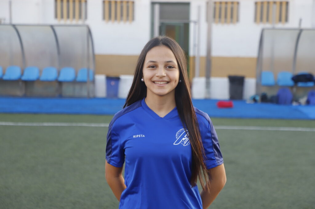 Jugadora de la selección femenina sub-14 de Melilla sonriendo en el campo