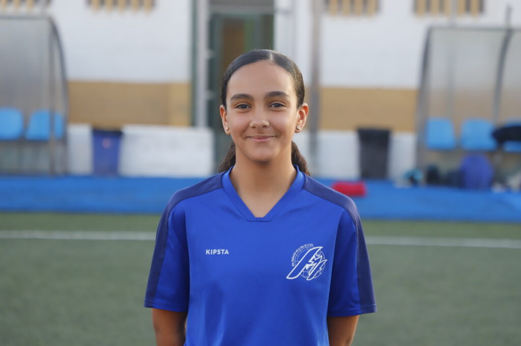 Jugadora de la selección melillense femenina sub-14 en uniforme azul