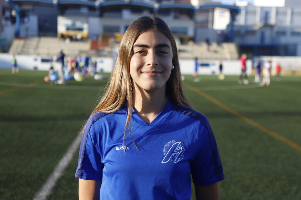 Jugadora de la selección melillense femenina sub-14 en un campo de fútbol