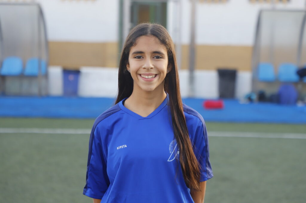 Jugadora de la selección melillense femenina sub-14 sonriendo en el campo