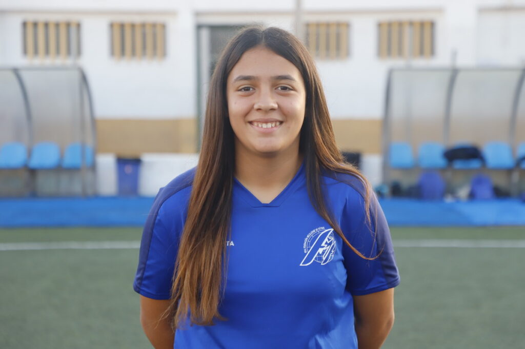 Jugadora de la selección melillense femenina sub-14 en un campo de fútbol