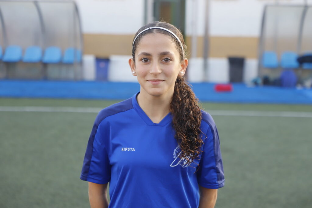Jugadora de la selección melillense femenina sub-14 en campo de fútbol