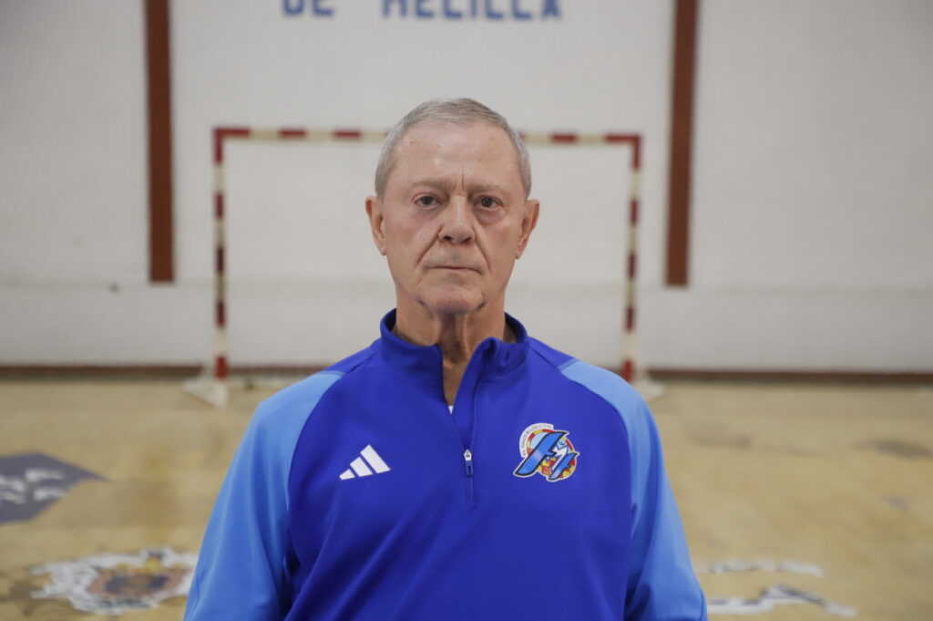Entrenador del equipo de fútbol sala de Melilla en el pabellón
