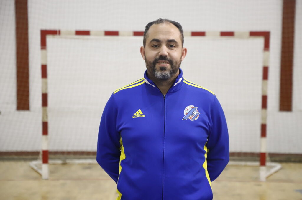 Entrenador del equipo de fútbol sala de Melilla en un pabellón deportivo