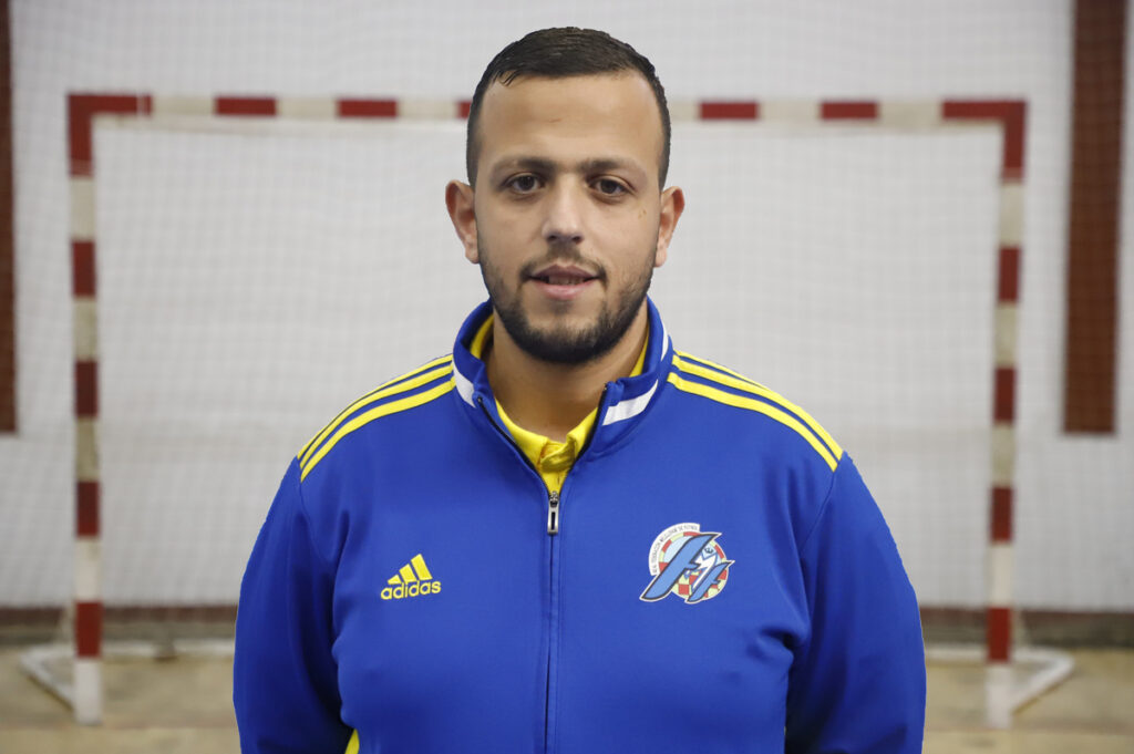 Entrenador de fútbol sala en el Pabellón Municipal de Guadalcacín