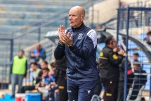Miguel Rivera, entrenador de la U.D. Melilla, dirigiendo a su equipo en un partido.