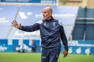 Miguel Rivera, entrenador de la U.D. Melilla, dirigiendo un entrenamiento