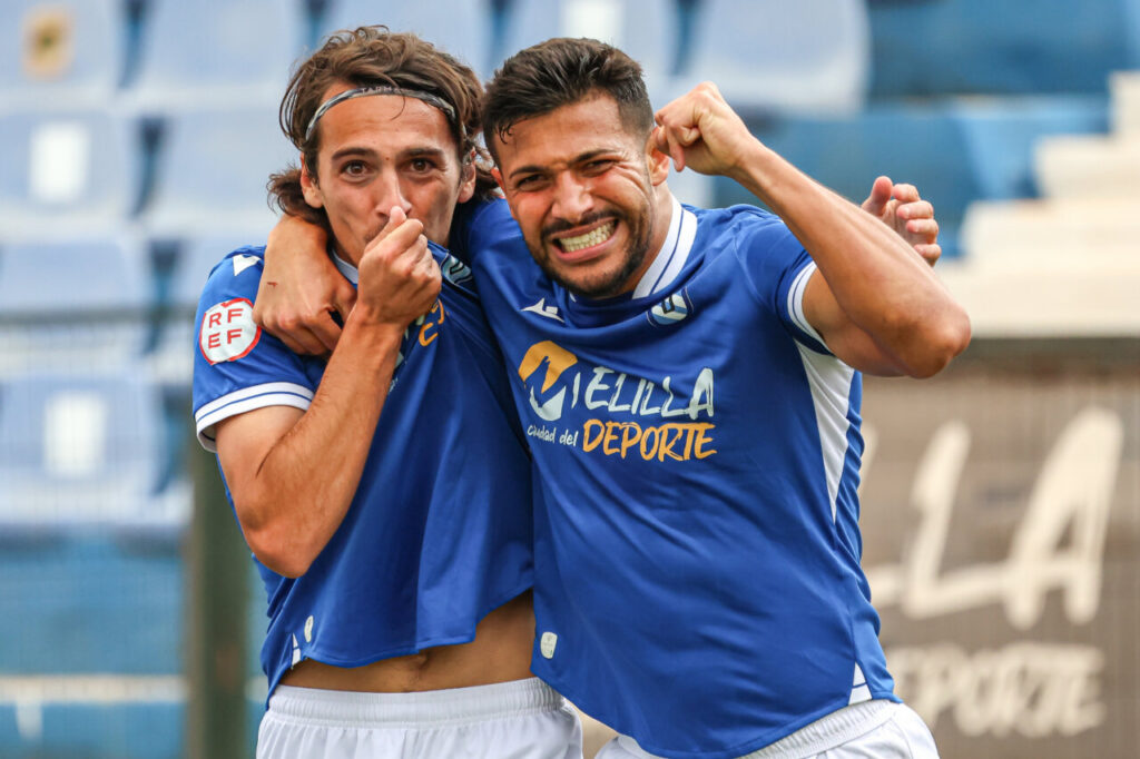 Jugadores de la U.D. Melilla celebrando un gol importante en el partido