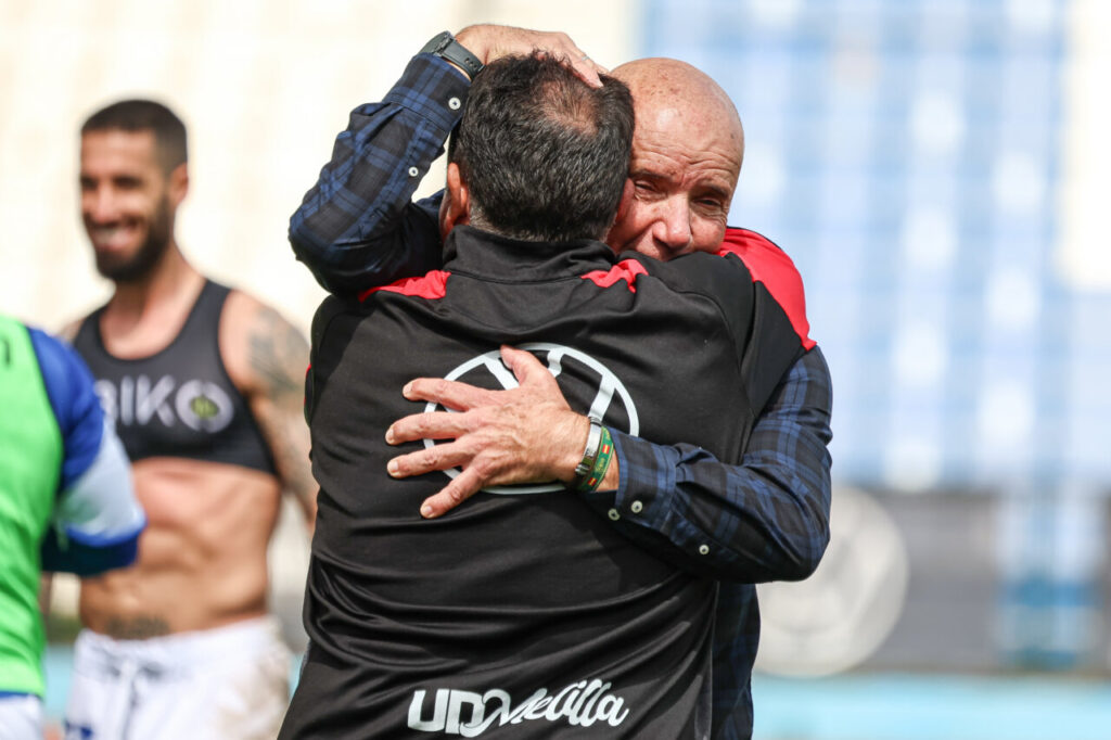 Miguel Rivera abrazando a un compañero tras la victoria del Melilla